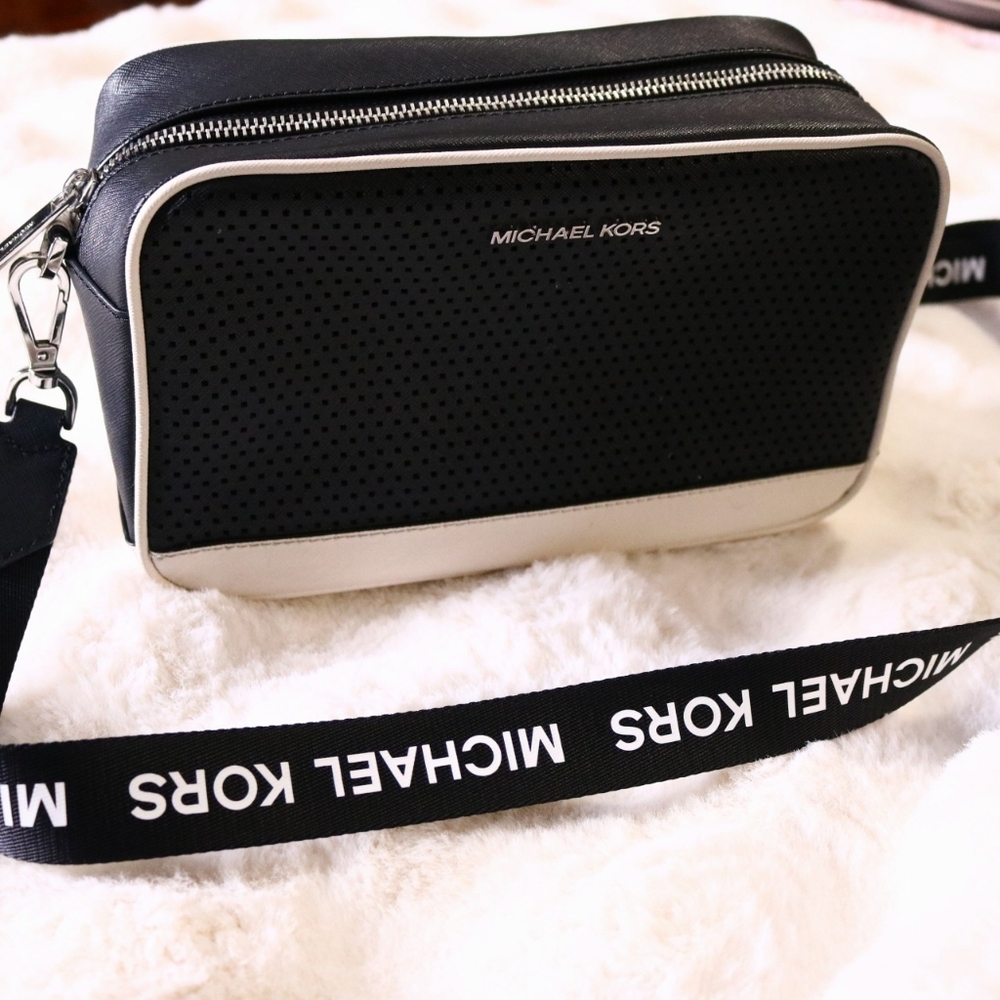 Michael Kors Lacey Messenger Shoulder Crossbody in Black